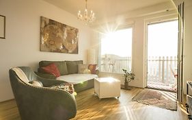 Sky View Apartment Vienna by ichbucheAT